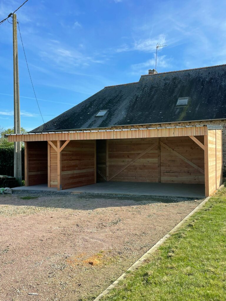 “Carport avec atelier de rangement intégré, structure extérieure pour protection de véhicule et stockage”