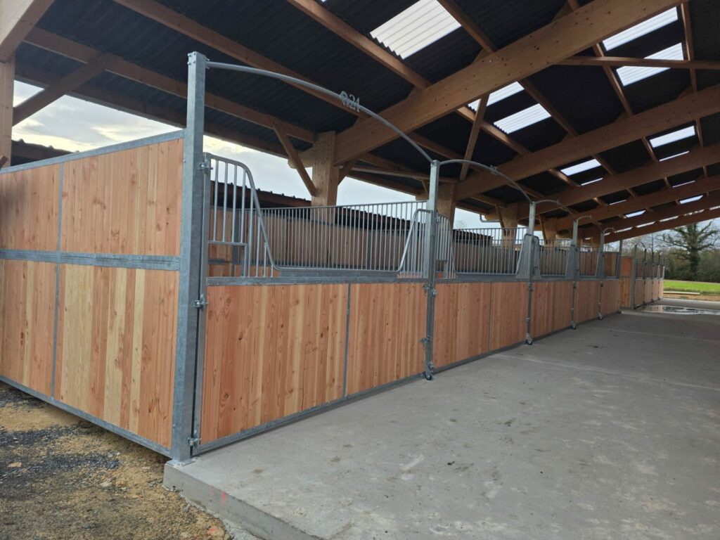 “Façade de box col de cygne avec porte à ouverture totale, grilles sur-mesure pour curage mécanique”