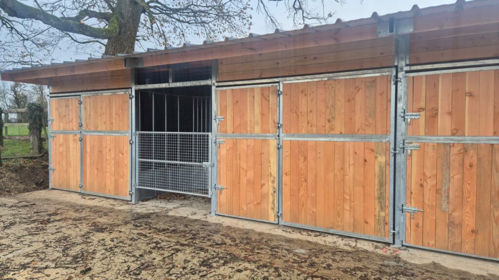 Façade de box pour chevaux ouverture totale pour curage mécanique