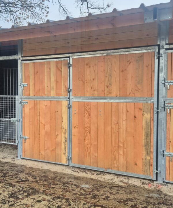 Façade de box pour chevaux ouverture totale pour curage mécanique
