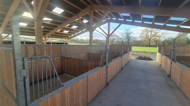 “Façade de box col de cygne avec porte à ouverture totale, grilles sur-mesure pour curage mécanique”