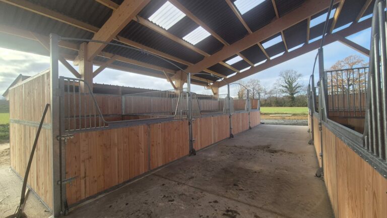 “Façade de box col de cygne avec porte à ouverture totale, grilles sur-mesure pour curage mécanique”