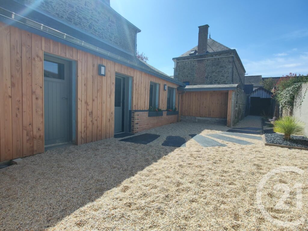 “Bardage en bois Douglas pour réhabilitation de bâtiment et aménagements extérieurs, finition naturelle”