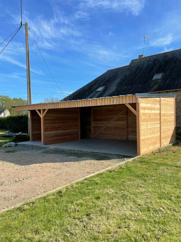 “Carport avec atelier de rangement intégré, structure extérieure pour protection de véhicule et stockage”