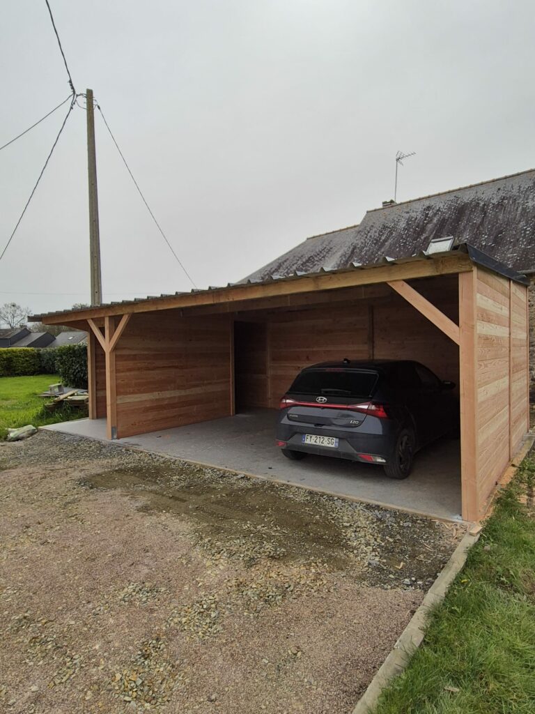 “Carport avec atelier de rangement intégré, structure extérieure pour protection de véhicule et stockage”
