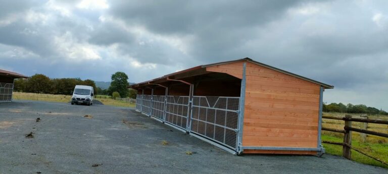 “Abri de stabulation PRO avec barrière grillagée renforcée, version déplaçable sans permis de construire”