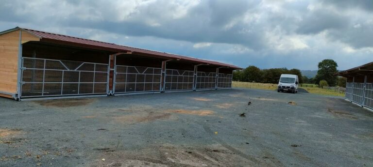 “Abri de stabulation PRO avec barrière grillagée renforcée, version déplaçable sans permis de construire”