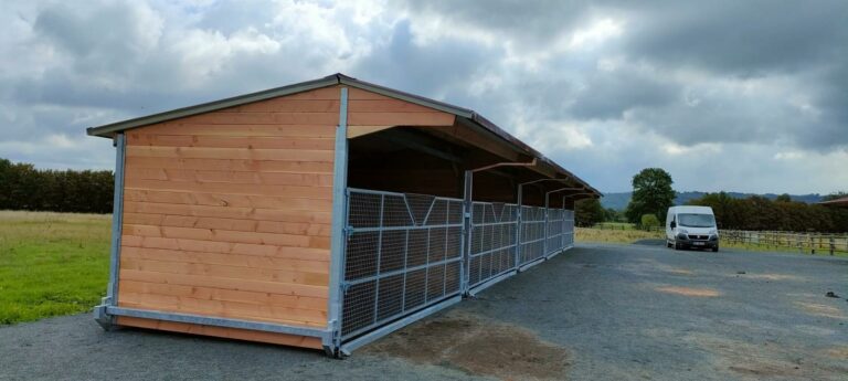 “Abri de stabulation PRO avec barrière grillagée renforcée, version déplaçable sans permis de construire”