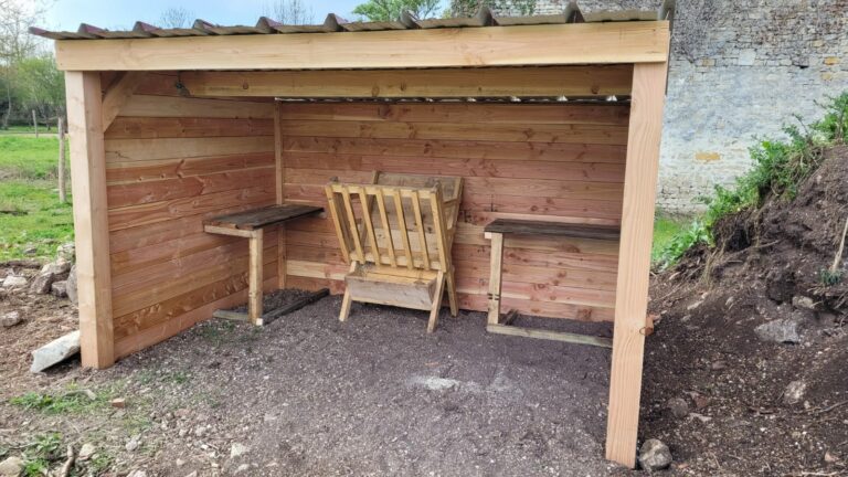 Abri pour chèvre, bergerie en bois.