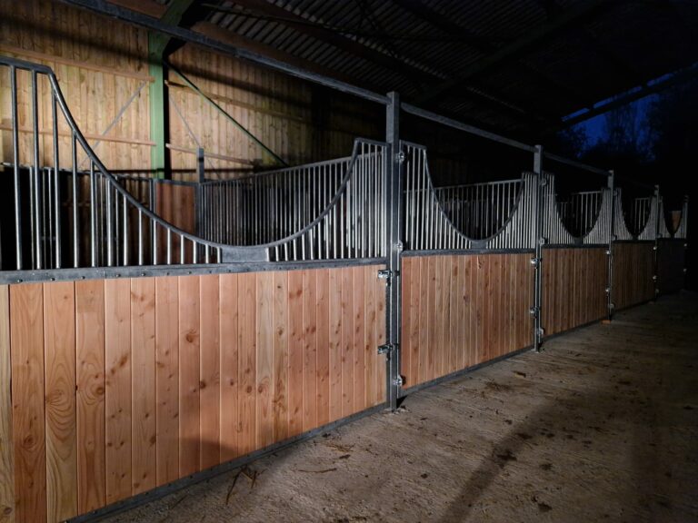 “Façade de box en demi-cercle avec porte à ouverture totale, idéale pour le curage mécanique des boxes”