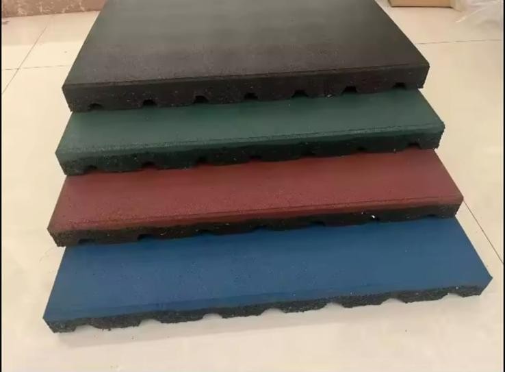 Dalle caoutchouc antidérapante pour box cheval