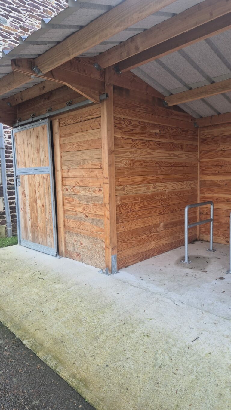 Détail structure bois Douglas clins rainurés bouvetés