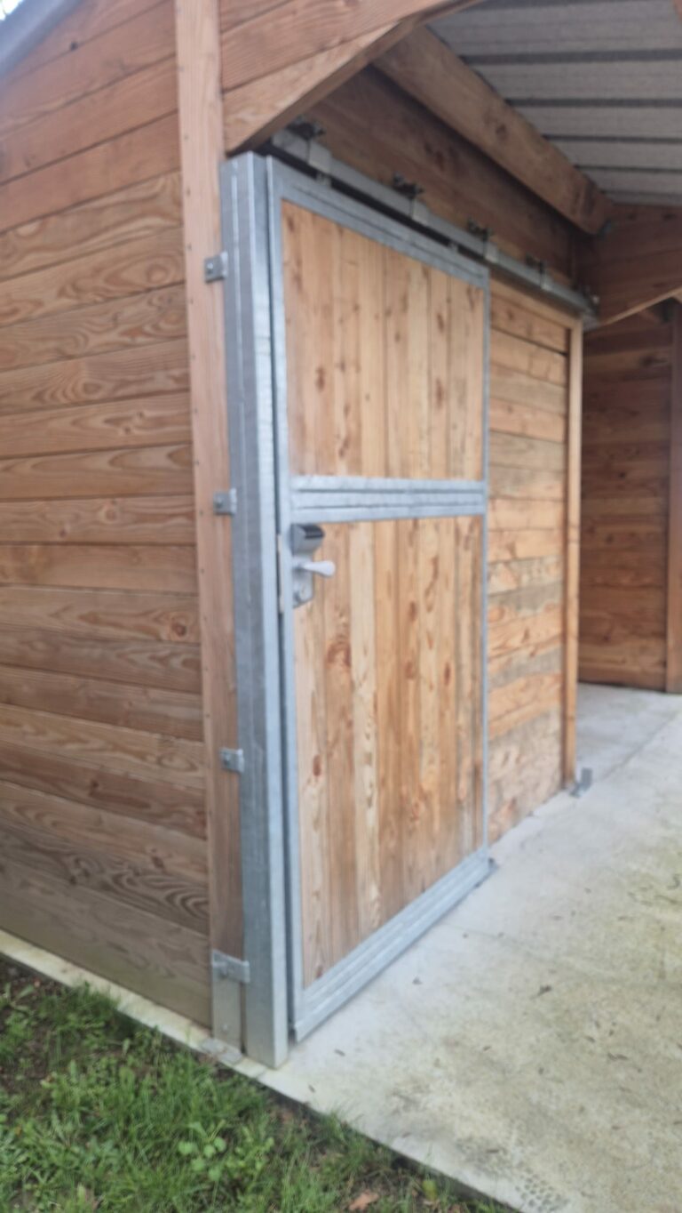 Détail structure bois Douglas, porte serrure magnétique