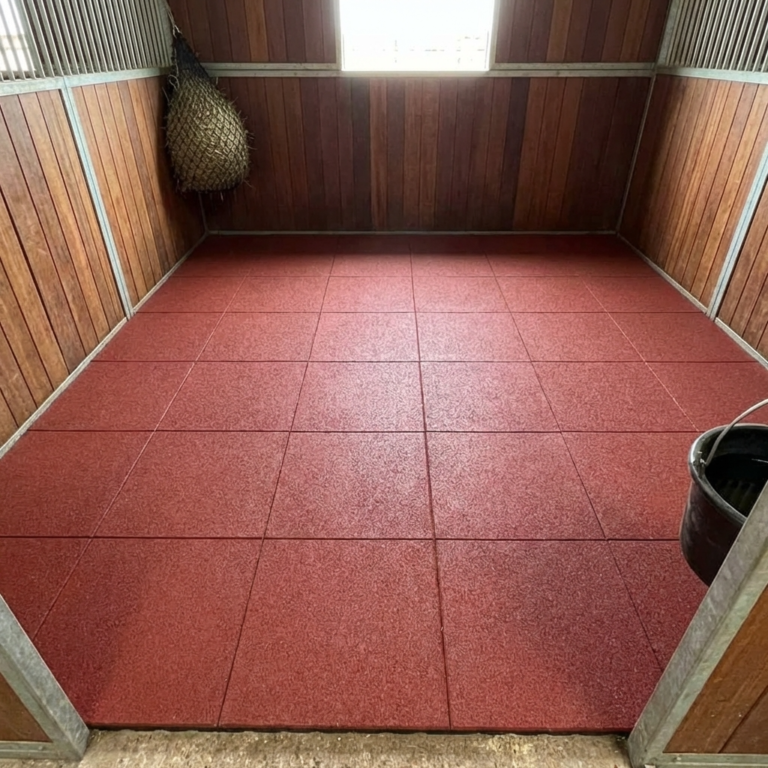 Dalles rouge caoutchouc antidérapantes pour chevaux