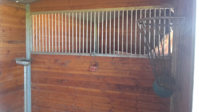 Grille de séparation de box en métal