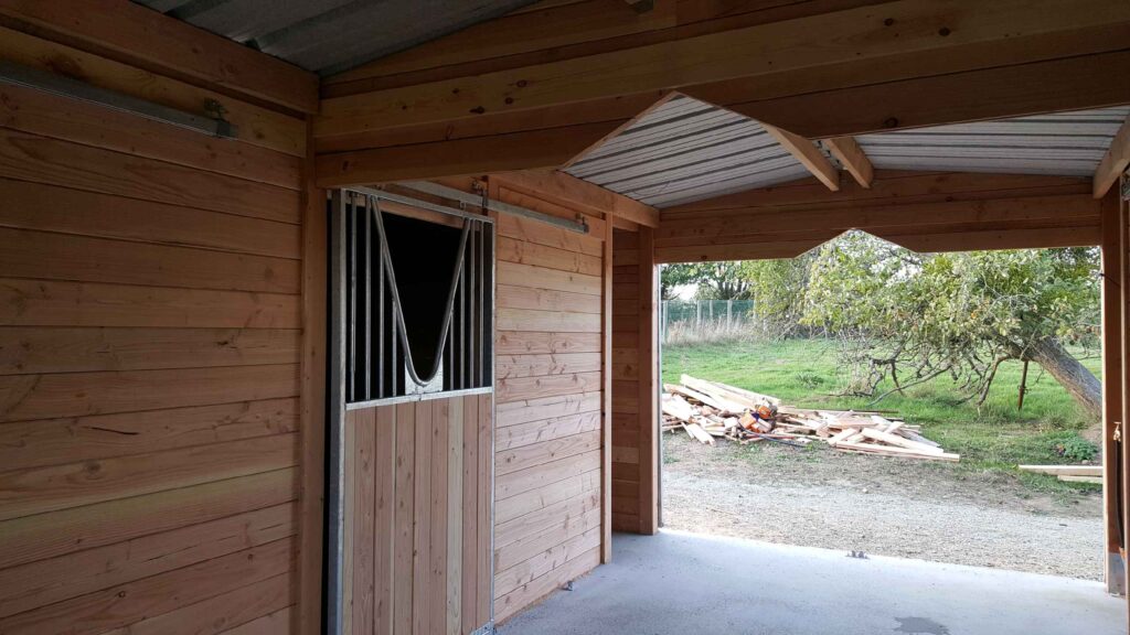 Détail intérieur d'un barn pour chevaux