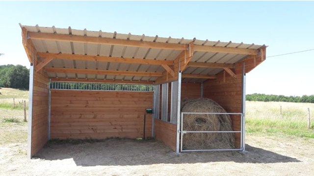 Abri pour chevaux avec grilles de ventilation